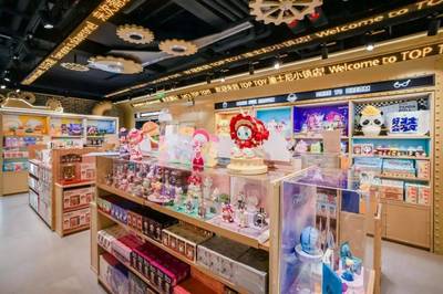 TOP TOY整活潮玩賽道，單店月業(yè)績破三百萬，八月GMV破億的啟示